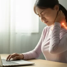 목디스크-초기증상을-겪는-듯한-사람이-노트북-작업을-하는-모습