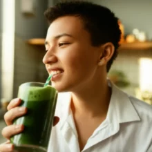 활기찬-아침을-맞아-초록-주스를-마시는-행복한-사람의-모습.