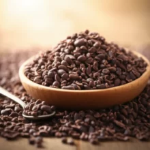 카카오닙스가-담긴-나무-그릇,-건강과-활력을-상징하는-부드러운-빛이-감싸고-있습니다.