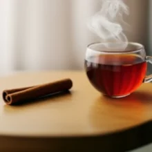 따뜻한-계피차와-계피-스틱이-있는-아늑한-분위기의-이미지