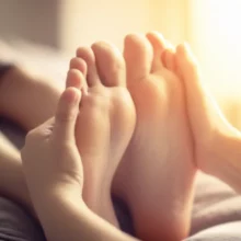 따뜻한-빛-속에서-부드럽게-마사지-받는-발-이미지,-즉각적인-편안함과-휴식을-상징합니다.