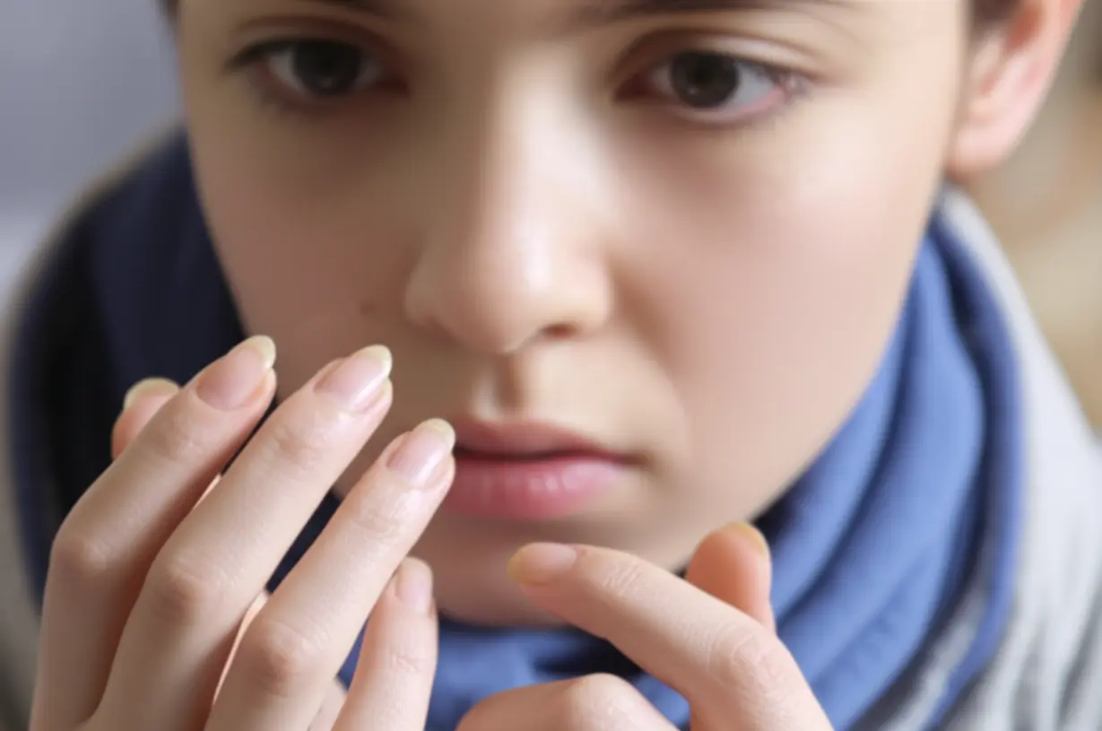 손톱이-부러지거나-손발이-차가운-것을-느끼며-건강-신호를-감지하는-사람