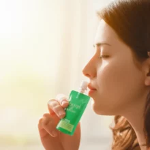 아침-공복에-흑염소즙을-마시며-조용히-에너지를-충전하는-모습.