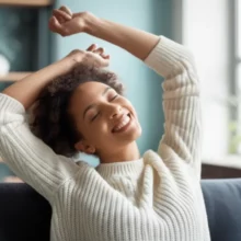 편안하게-기지개를-켜며-해독-후-개운함을-느끼는-사람의-모습