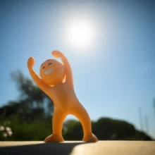 행복하게-기지개를-켜는-활기찬-캐릭터,-새로운-에너지를-상징합니다.