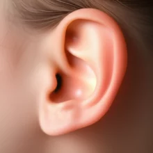 투명하고-건강한-귀에서-빛이-나는-이미지,-상쾌함과-건강을-상징합니다.