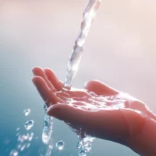 뜨거운-물-화상에-물로-응급처치하는-이미지