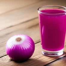 따뜻한-햇살-아래,-신선한-자색-양파와-빛나는-양파즙-한-잔이-놓인-모습