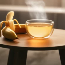 따뜻한-생강차와-바나나가-놓인-아늑한-공간.-속-울렁거림-해소와-편안함을-상징합니다.