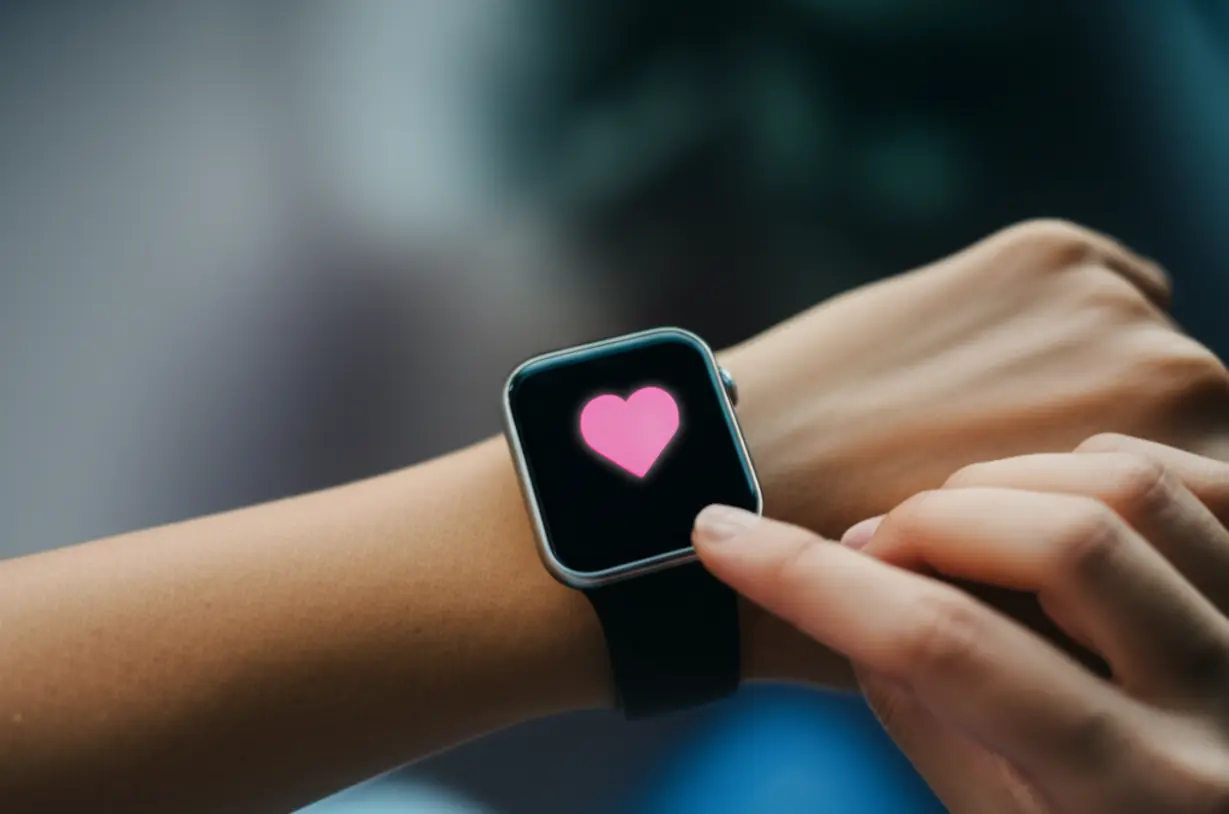 스마트워치로-심박수를-확인하며-건강을-관리하는-3D-캐릭터-손