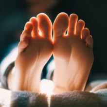 지친-발이-희망을-찾고-있는-귀여운-3D-이미지