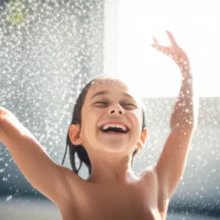 아침에-찬물샤워로-활력을-얻는-모습