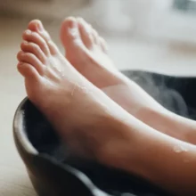 A-cute-3D-rendering-of-tired-feet-soaking-in-a-relaxing-foot-bath,-surrounded-by-a-peaceful,-warm-ambiance.
