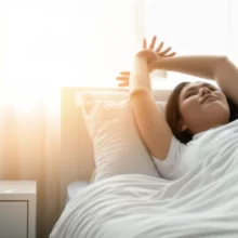 침대에서-개운하게-기지개를-켜는-사람의-모습