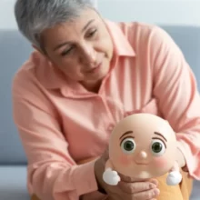 한-사람이-걱정스러운-표정으로-무릎을-만지고-있으며,-무릎은-귀여운-마스코트처럼-표현되어-있다.